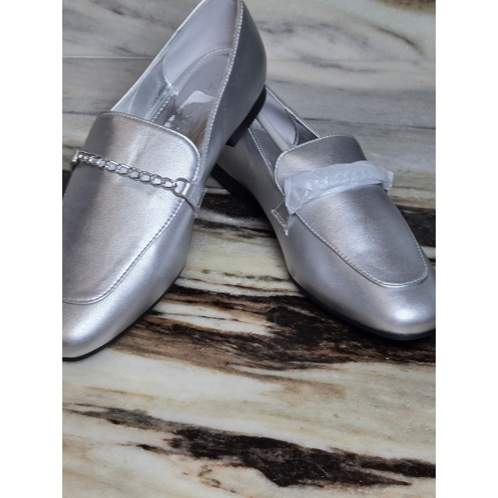 Tahari‎ Chambord Silver Metallic Vegan Leather Chain Link Loafers Size 8